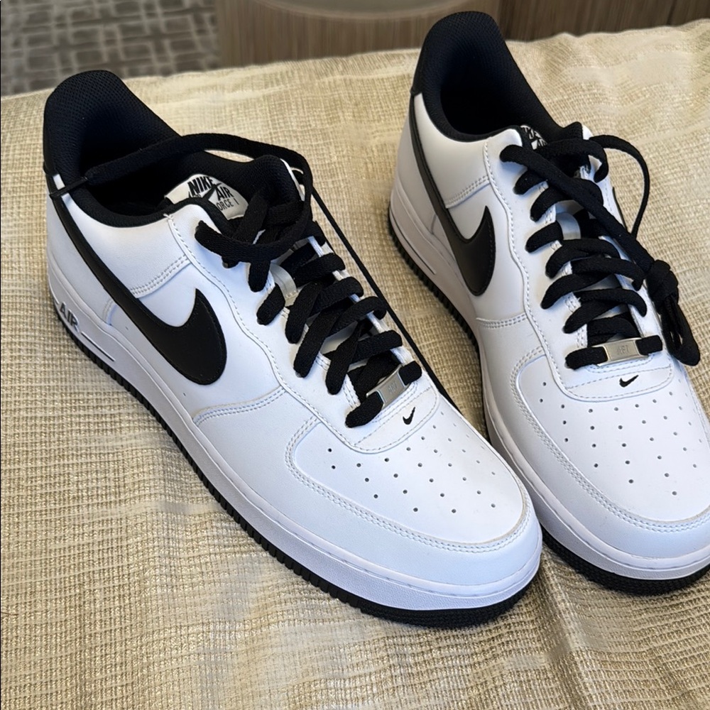 Nike Air Force 1 Never worn 
Nike White and Black Sneakers for Everyday Comfort